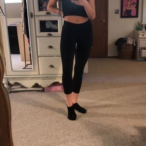 Black lululemon cropped leggings